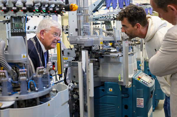 Le maire Jan van Zanen (La Haye) en visite à la Social Sock Factory